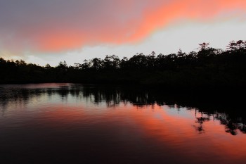 朝焼け雲と七ツ池