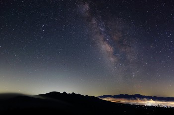 夏の夜空　Photo by Kenji Shimadate