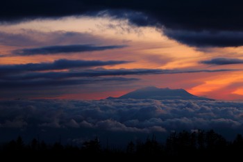 夕雲と御嶽山　Photo by Kenji Shimadate